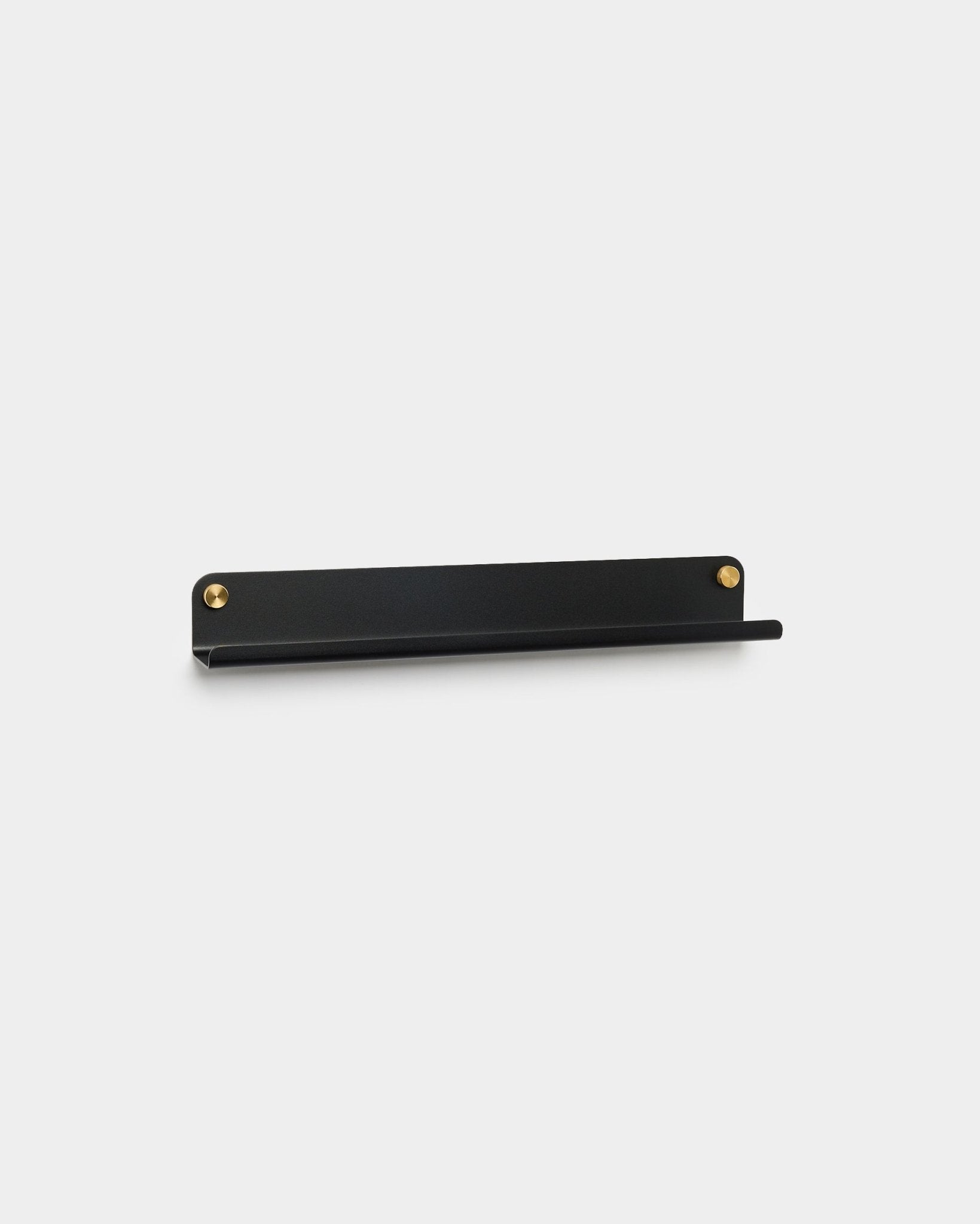 El estante estrecho black steel de Norr, 51,9 cm, de WoodUpp con tornillos brass, de diseño minimalista, presentado sobre un fondo liso gris claro.